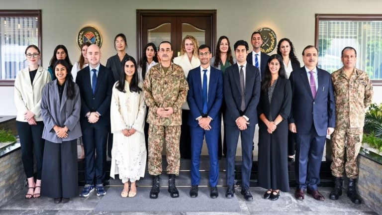 فیلڈ مارشل سید عاصم منیر ہال میں ہارورڈ بزنس اسکول کے طلبا سے ملاقات کر رہے ہیں