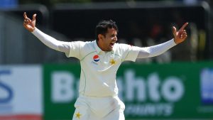 لارڈز میں محمد عباس بولنگ کرتے ہوئے