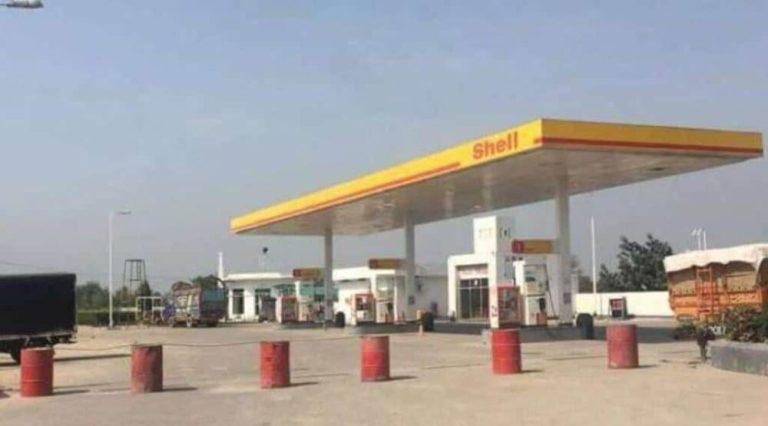 بند کیے گئے پیٹرول پمپس یا ایف بی آر میٹنگ کا منظر