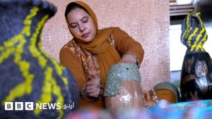 سرینگر کی سمرن ارشاد جھیل سے لائے گئے نباتاتی مواد سے برتن بنا رہی ہیں