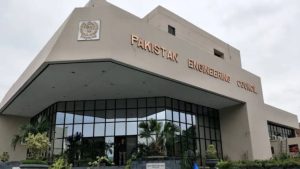 پاکستان انجینئرنگ کونسل کے چیئرمین انجینئر وسیم نذیر کراچی میں مشاورتی میٹنگ میں خطاب کر رہے ہیں