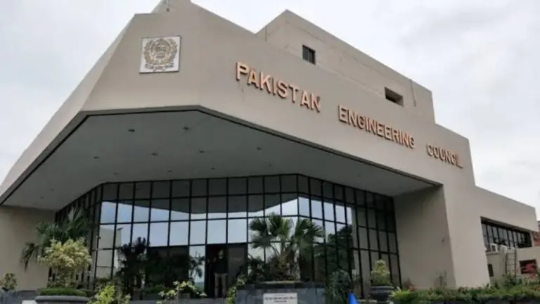 پاکستان انجینئرنگ کونسل کے چیئرمین انجینئر وسیم نذیر کراچی میں مشاورتی میٹنگ میں خطاب کر رہے ہیں