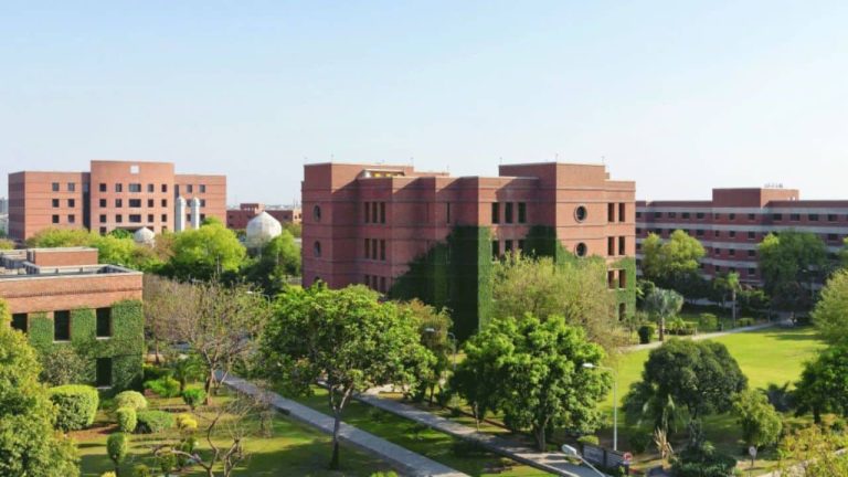 پتے کے اسٹومیٹا کے قریب نظر اور لیبارٹری میں پودوں کے نمونے