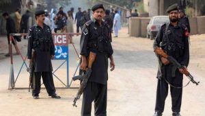 خیبر پختونخوا پولیس اہلکار وردی میں کھڑے اور لائن اپ