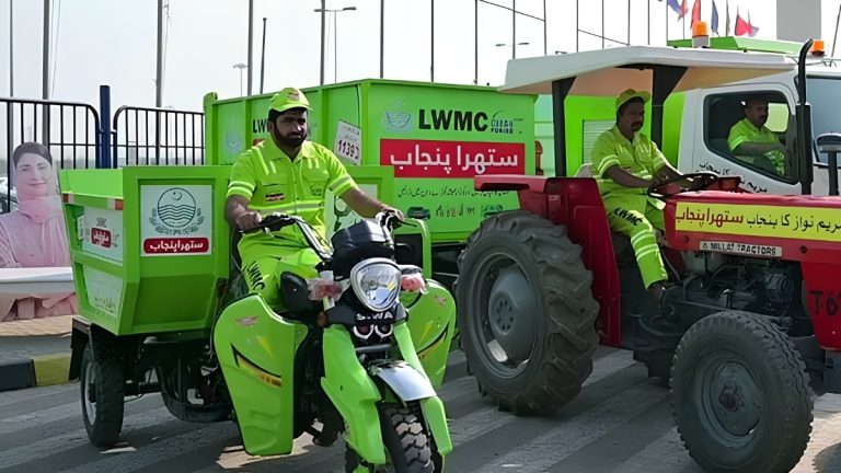 گوجرانوالہ کی گلی میں کھڑی سُتھرا پنجاب ٹریکٹر ٹرالی