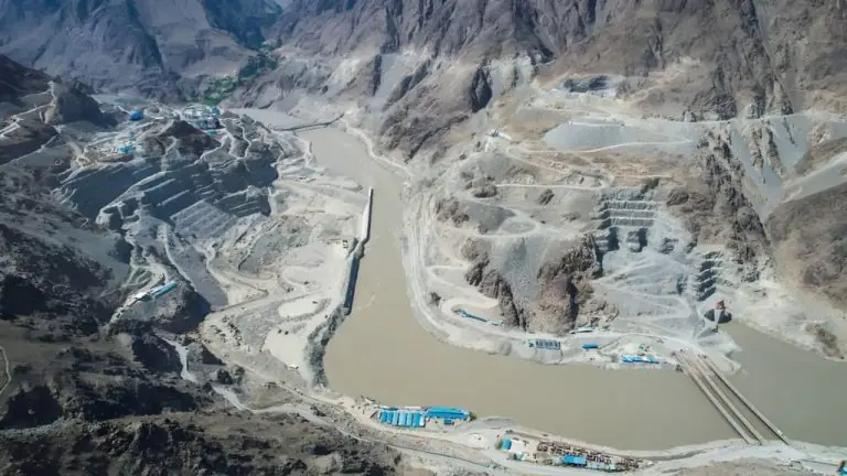 ڈائیمربھاشا ڈیم کا منظر اور واپڈا کا نقشہ