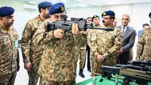 فیلڈ مارشل سید عاصم منیر واہ میں پاکستان آرڈیننس فیکٹری میں بریفنگ وصول کرتے ہوئے