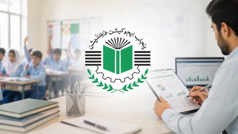 پنجاب ایجوکیشن فاؤنڈیشن کا لوگو اور سرکاری اسکول کی عمارت