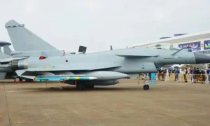 چنگدو جے-10 سی لڑاکا طیارہ فضا میں پرواز کرتا ہوا