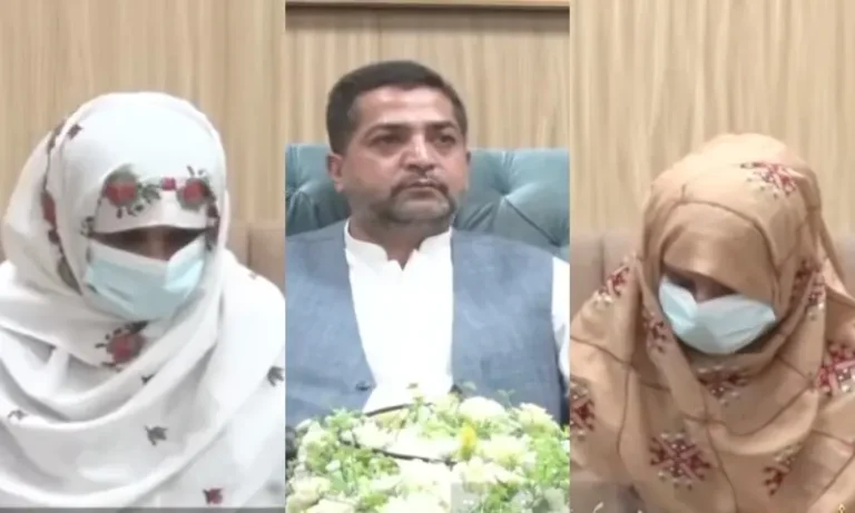 کوئٹہ میں پریس کانفرنس، صوبائی وزیر کے ہمراہ دو بازیاب نابالغ لڑکیاں