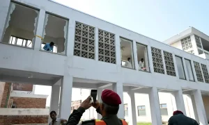 پِمز کے بچوں کے وارڈ کے باہر طبی عملہ اور حکام کی موجودگی