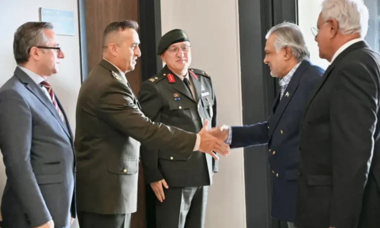 استنبول میں سرکاری استقبالی تقریب کے دوران اسحاق ڈار