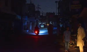 کراچی پریس کلب میں لوڈشیڈنگ کے خلاف پریس کانفرنس میں بولتے ہوئے حقوقِ انسانی اور سول سوسائٹی کے نمائندے