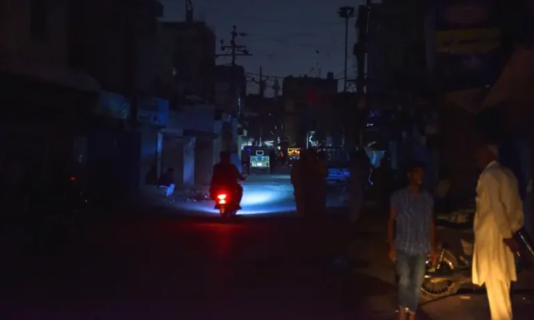 کراچی پریس کلب میں لوڈشیڈنگ کے خلاف پریس کانفرنس میں بولتے ہوئے حقوقِ انسانی اور سول سوسائٹی کے نمائندے
