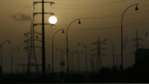 بجلی کے کھمبے اور شہر کا منظر، لوڈشیڈنگ کے باعث سڑکیں مدھم روشنی میں