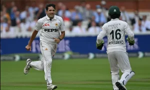 محمد عباس گیند پھینکتے ہوئے لارڈز گراؤنڈ