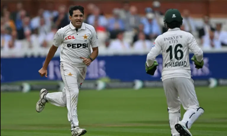 محمد عباس گیند پھینکتے ہوئے لارڈز گراؤنڈ