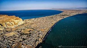سی ڈی ڈبلیو پی اجلاس کی میز پر منصوبوں کے کاغذات اور شرکاء