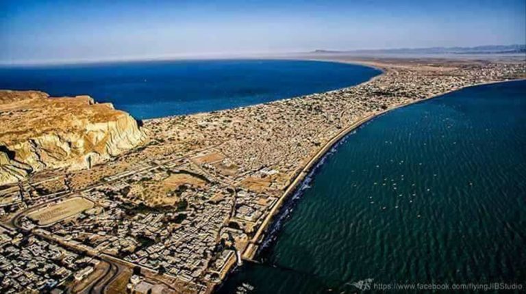 سی ڈی ڈبلیو پی اجلاس کی میز پر منصوبوں کے کاغذات اور شرکاء