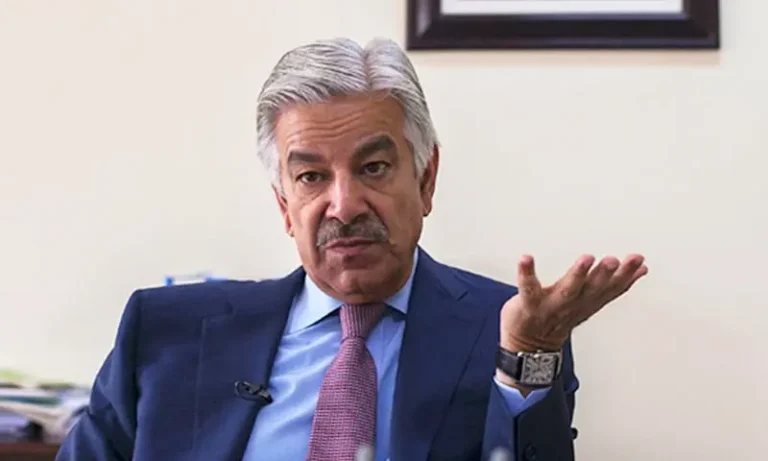 خواجہ آصف مائیک کے سامنے بات کرتے ہوئے