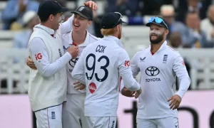 لارڈز میں بولنگ کرتے ہوئے انگلینڈ کے فاسٹ باؤلر اولی رابرنسن