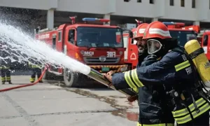 ٹیچنگ اسپتال کے باہر ریسکیو 1122 اہلکار اور ایمبولینس