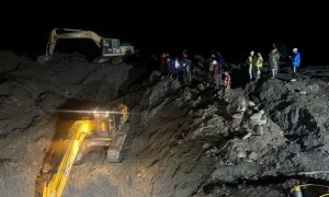 رات میں مٹی نکالتی مشینری اور ریسکیو کارکن آبی بجلی سرنگ کی تلاش کرتے ہوئے
