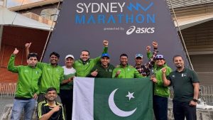 سڈنی میراتھن میں فِنِش لائن کی طرف دوڑتے پاکستانی رنرز