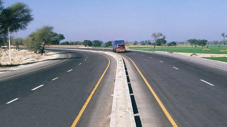 موٹروے پولیس کا کیو آر کوڈ اسٹیکر عوامی بس کے پاس چسپاں