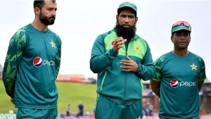سابق کپتان محمد یوسف میڈیا سے بات کرتے ہوئے