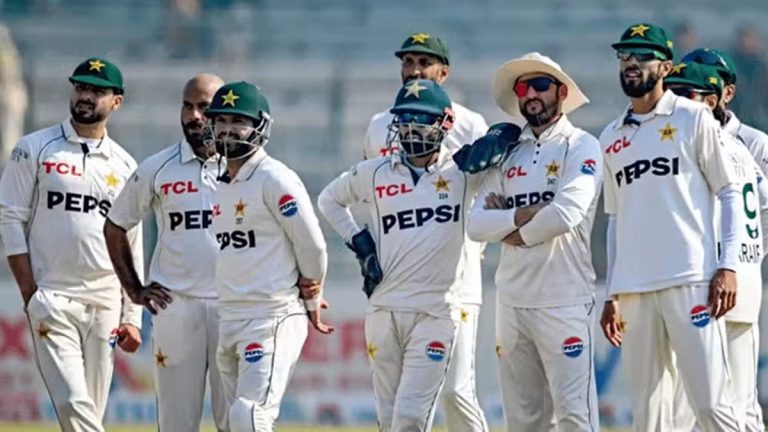 لارڈز میں شکست کے بعد سٹنڈ میں کھڑے پاکستان کرکٹرز اور اسکور بورڈ
