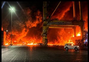 دبئی کی جبل علی بندرگاہ پر بڑے دھماکے، حوثیوں پر شبہات گہرے | لمحہ نیوز