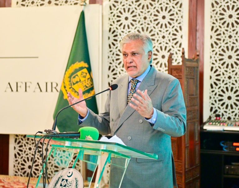 امریکی وفد کا وزارتِ خارجہ کا دورہ، تعلقات اور سرمایہ کاری پر بات چیت | لمحہ نیوز