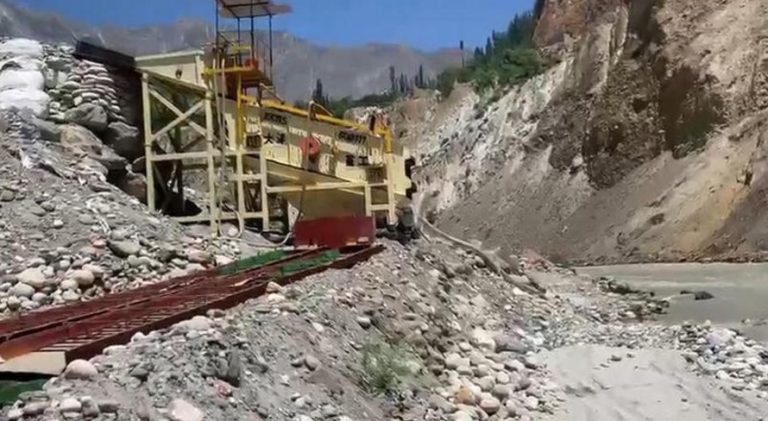 دریائے سندھ کے کنارے سونا نکالنے سے زمینوں کے کٹاؤ پر احتجاج | لمحہ نیوز
