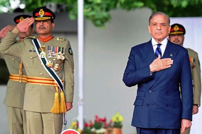 قومی اسمبلی کا اجلاس، وزیرِ دفاع بل ایوان میں پیش کرتے ہوئے