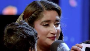 ٹرافی اور چیک تھامے پاکستان آئیڈل کی فاتح حرا قیصر