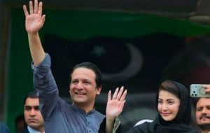 بیرسٹر افتخار علی گیلانی کی ایک تصویر، پیچھے پارٹیکلر سیاسی رہنماؤں کا تذکرہ
