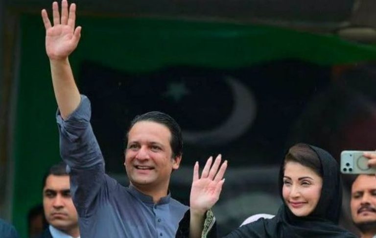 بیرسٹر افتخار علی گیلانی کی ایک تصویر، پیچھے پارٹیکلر سیاسی رہنماؤں کا تذکرہ