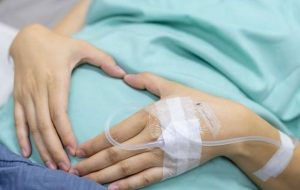 ہمدرد ہسپتال کی ایمبولینس کے باہر طبی عملہ اور افراد