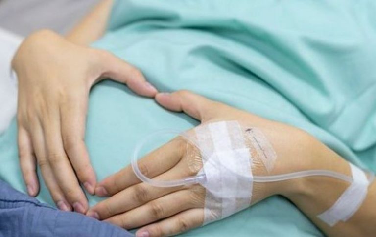 ہمدرد ہسپتال کی ایمبولینس کے باہر طبی عملہ اور افراد