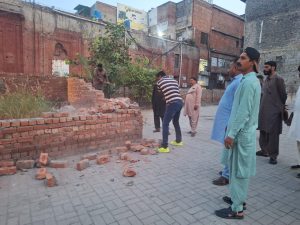 مال روڈ پر ریگل سینما کے قریب بورڈ آف ریونیو کی مشینری سرکاری زمین کی چار دیواری مسمار کر رہی ہے
