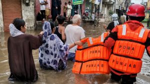 راولپنڈی کی سڑکوں پر جمع پانی اور بارش کی تصویر