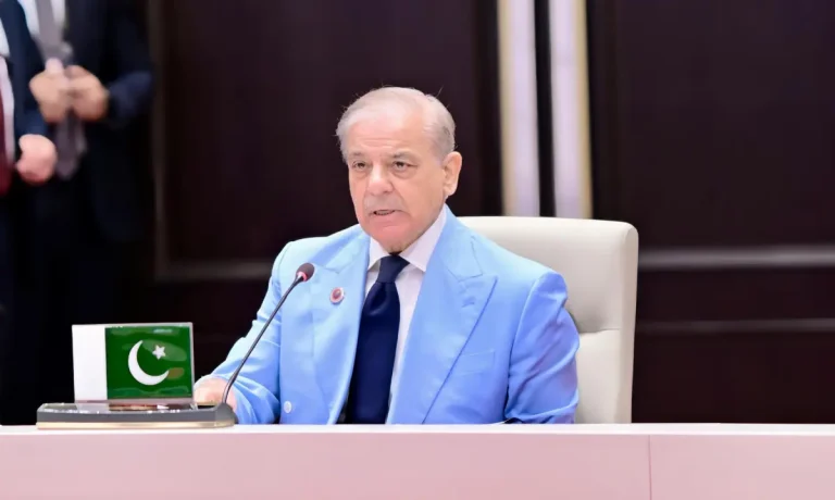بشکیک میں شنگھائی تعاون تنظیم کے اجلاس کے دوران وزیراعظم شہباز شریف کا تقریر کا منظر