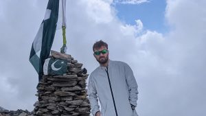موسا دا مسالہ چوٹی اور سِیران وادی کی برف زدہ پہاڑی منظر جہاں تلاش جاری ہے
