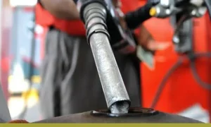 پٹرول پمپ پر ریٹ بورڈ؛ فی لیٹر قیمتیں دکھائی گئی ہیں