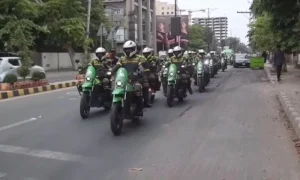 لاہور لبرٹی چوک پر سُتھرا پنجاب اتھارٹی کے اہلکار ای-چالان لانچ تقریب میں