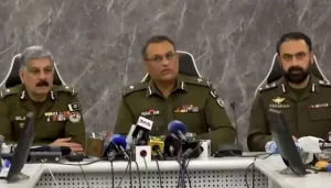 پنجاب انسپکٹر جنرل آف پولیس عبد الکریم پریس کلب میں صحافیوں سے خطاب کر رہے ہیں، پس منظر میں پولیس افسران