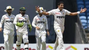 محمد عباس لارڈز میں گیند کراتے ہوئے اور سعود شکیل بیٹنگ کرتے ہوئے