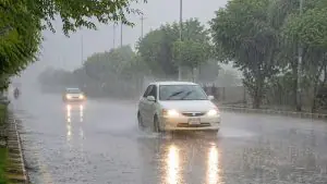 بارش کرتے بادل اور گلی میں پانی، محکمہ موسمیات نے 3 تا 6 ستمبر بارش کی پیشگوئی کی