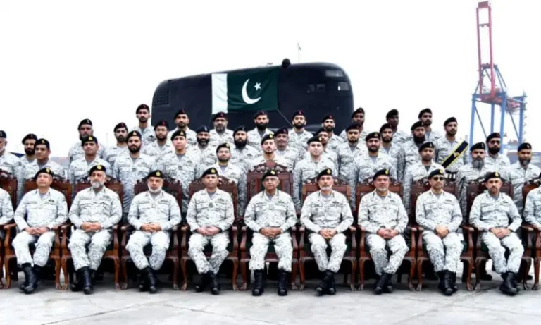 کراچی کے قریب بحری مشق کے دوران پاک بحریہ کے جہاز اور افسران
